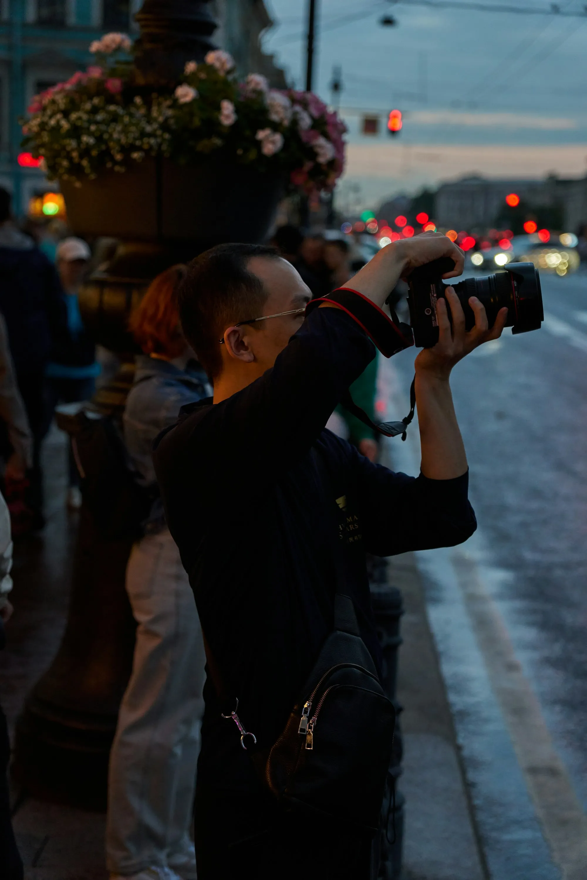 Fotograf dokumentujący wykonaną trasę plakatową w mieście